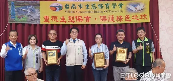 ▲台南市長黃偉哲，頒獎表揚3位尋獲任內野放傷癒黑琵鳥友。（圖／記者林悅翻攝，下同）