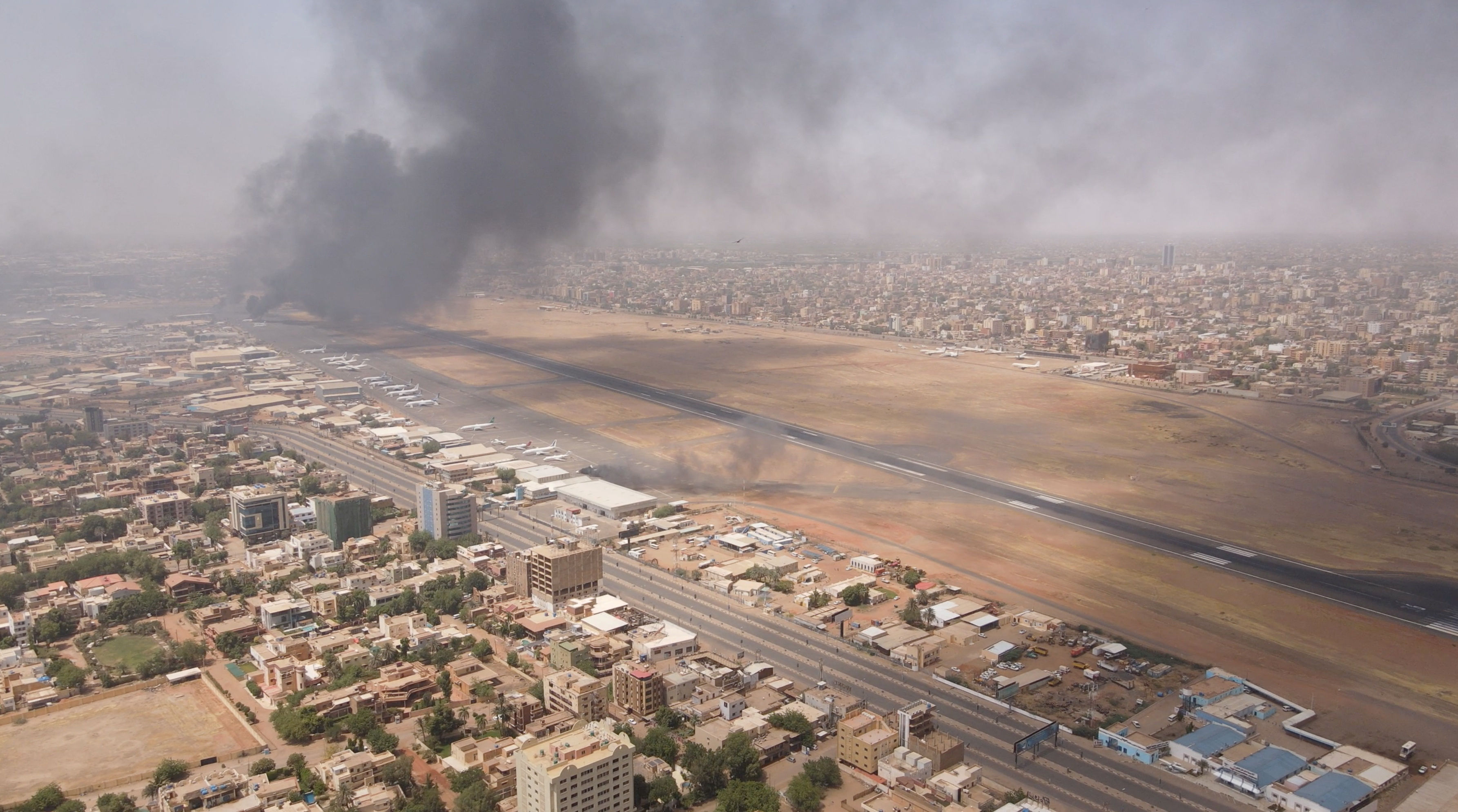▲蘇丹首都喀土穆15日因政府軍和武裝準軍事團體間的戰役冒出陣陣黑煙。（圖／路透）