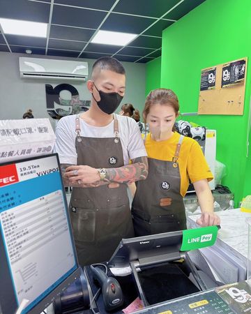 ▲鳳梨和女友歐菈臨時被叫去顧飲料店。（圖／翻攝自鳳梨臉書）