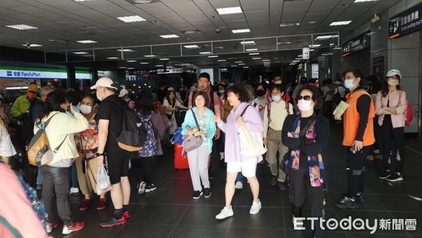 ▲▼台北車站口罩解禁首日，仍約有九成民眾戴著口罩。（圖／記者黃彥傑攝）