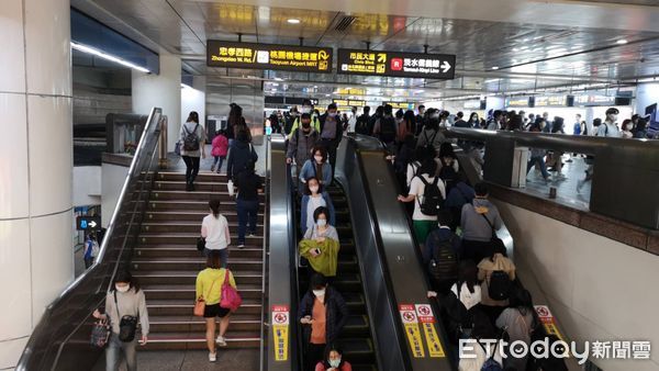 ▲▼台北車站口罩解禁首日，仍約有九成民眾戴著口罩。（圖／記者黃彥傑攝）
