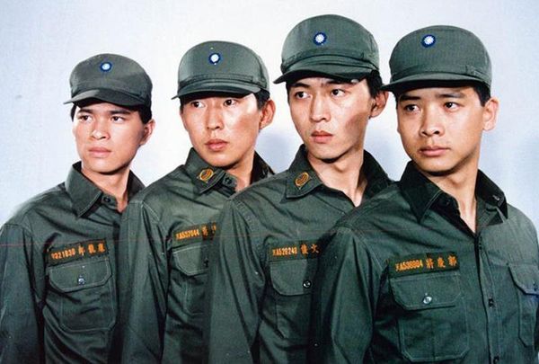 1987年戒嚴時期上檔的軍教片《報告班長》是庹宗華（右2）的昔日代表作，當時合作的還有李興文（左）、鈕承澤（左2）、楊慶煌（右）。（翻攝自巴哈姆特）