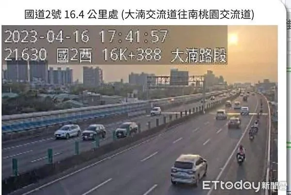 ▲國道2號驚見1排機隊行駛路肩。（圖／記者楊熾興翻攝）