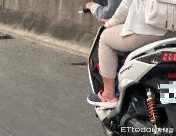 ▲▼7、8 部機車雙載，行駛約不到2分鐘後即從交流道駛離。（圖／記者楊熾興翻攝）