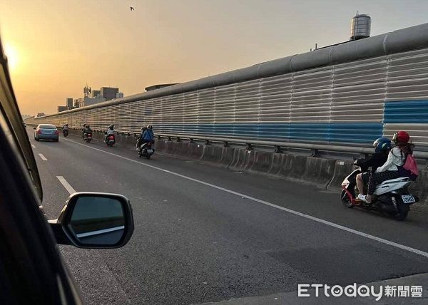 ▲▼7、8 部機車雙載，行駛約不到2分鐘後即從交流道駛離。（圖／記者楊熾興翻攝）