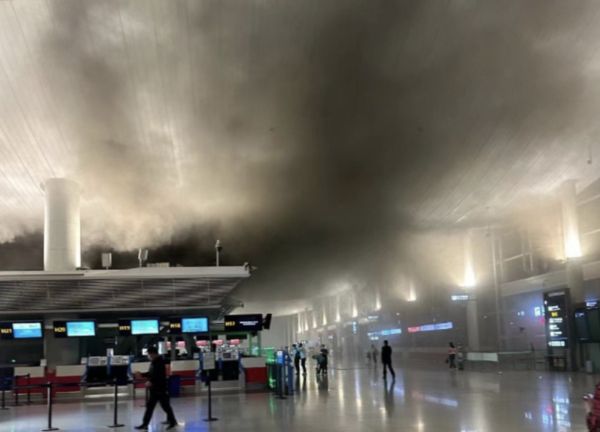 ▲杭州蕭山機場驗間冒出滾滾黑煙，旅客急忙從大廳往外跑。（圖／翻攝微博）