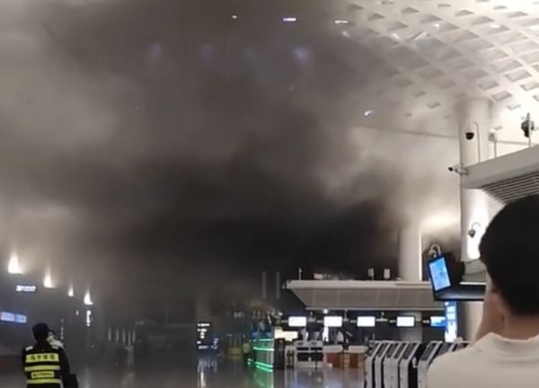 ▲杭州蕭山機場驗間冒出滾滾黑煙，旅客急忙從大廳往外跑。（圖／翻攝微博）