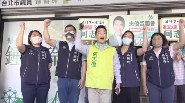 ▲民進黨立委何志偉掃街前接受媒體聯訪。（圖／記者黃國霖攝）