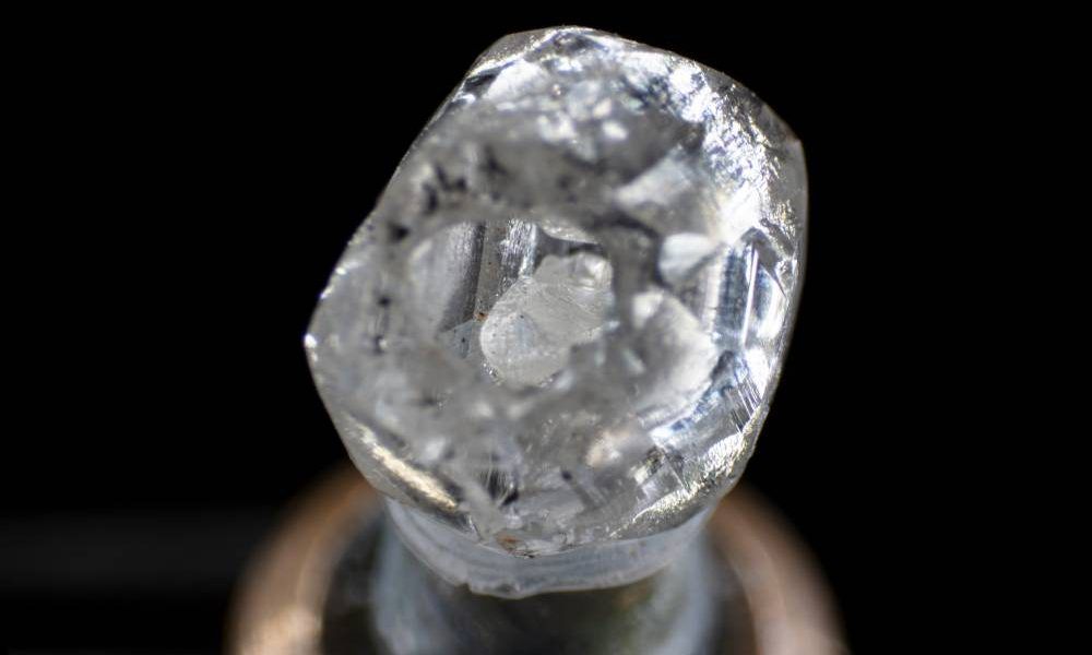 ▲▼印度出土罕見的天然「鑽中鑽」，並將這顆鑽石命名為「跳動之心」（Beating Heart）。（圖／翻攝自GJEPC網站）