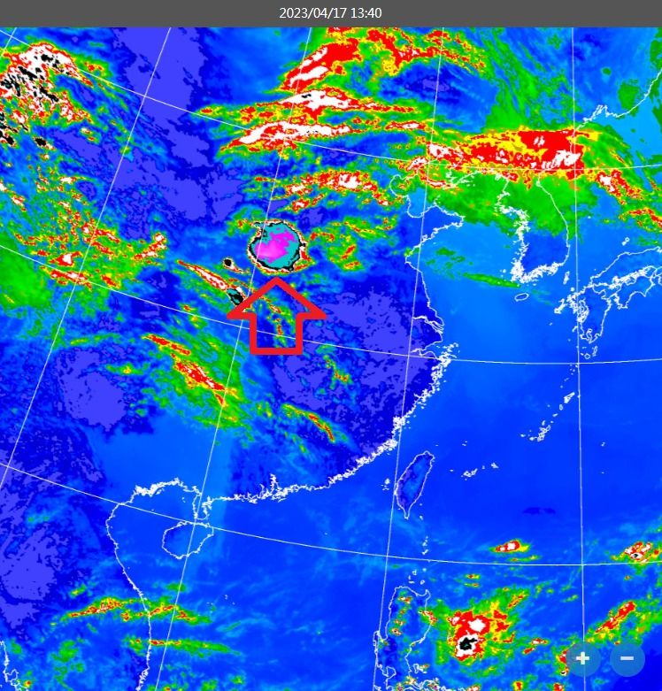 ▲▼中央氣象局長鄭明典在臉書貼出衛星雲圖，指圖中紫色對流區今年有點遲到。（圖／鄭明典）