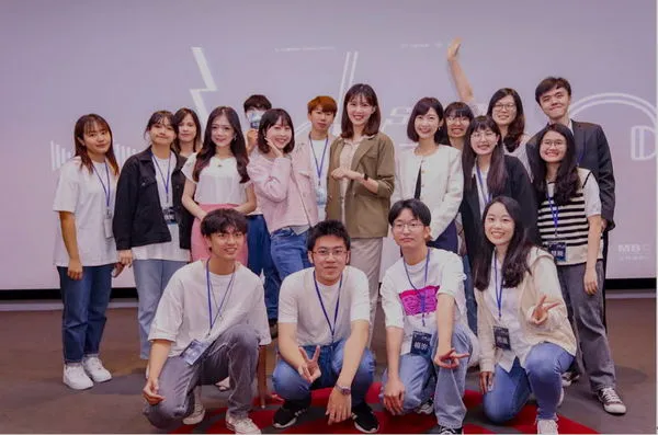 圖1：主辦方世新大學主持播報社工作人員與大專院校組主播評審賽後合影。（圖／世新大學提供）