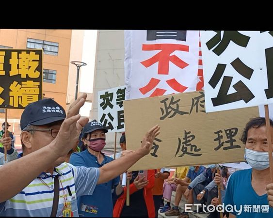 ▲潭墘國小反廢校聯盟柯志憲村長心臟病發送醫。（圖／記者唐詠絮攝）