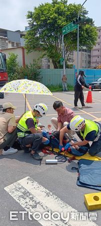 ▲▼新北八里水泥預拌車與電動自行車車禍。（圖／記者陳以昇翻攝）