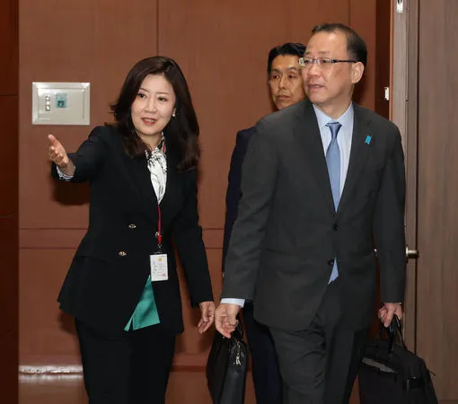 ▲▼日韓外交、國防當局17日上午時隔5年在首爾召開安保對話。左為韓方代表徐旻廷、右為日方代表船越健裕。（圖／達志影像／newscom）