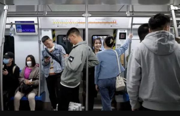 ▲北京地鐵已不再強制要求乘客佩戴口罩。（圖／翻攝新京報）