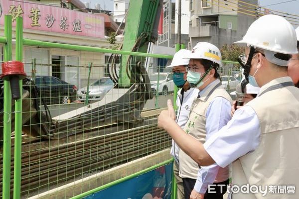 ▲德糖路排水改善9月完工，市長黃偉哲前往視察工程，市議員郭鴻儀、杜素吟、陳皇宇也一同瞭解施作現況及進度。（圖／記者林悅翻攝，下同）