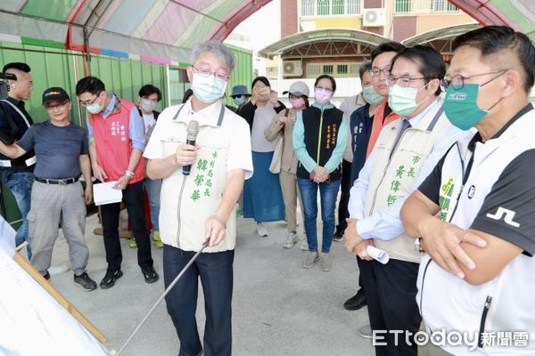 ▲德糖路排水改善9月完工，市長黃偉哲前往視察工程，市議員郭鴻儀、杜素吟、陳皇宇也一同瞭解施作現況及進度。（圖／記者林悅翻攝，下同）