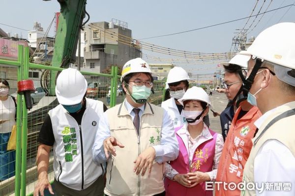 ▲德糖路排水改善9月完工，市長黃偉哲前往視察工程，市議員郭鴻儀、杜素吟、陳皇宇也一同瞭解施作現況及進度。（圖／記者林悅翻攝，下同）