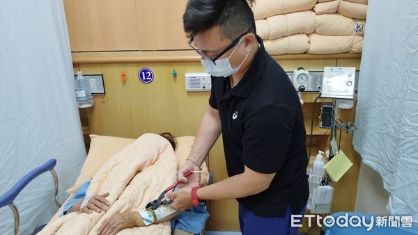 ▲龍泉消防分隊員鄭光育及龔稟修替患者順利取下玉鐲             。（圖／記者陳崑福翻攝，下同）