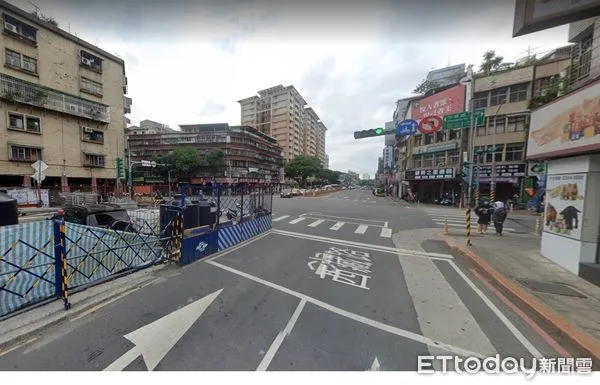 ▲▼曾婦過馬路遭江姓男子騎機車撞倒的北市中華路二段與西藏路口現場街景照片。（圖／翻攝Google街景地圖）