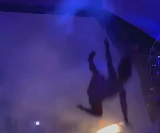 ▲▼科切拉音樂節有一名女舞蹈演員突然從6公尺高空重摔落地。（圖／翻攝自YouTube）