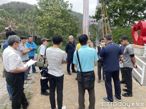 ▲水里鵲橋業者違法經營高空彈跳，南投縣政府偕水里鄉公所、警方共同會勘稽查。（圖／南投縣政府提供，下同）