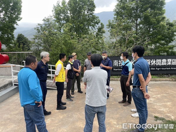 ▲水里鵲橋業者違法經營高空彈跳，南投縣政府偕水里公所、警察局共同會勘稽查。（圖／南投縣政府提供）