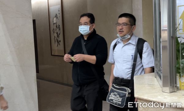 ▲▼涉嫌收受潤寅水果禮盒的前元大銀行經理林抱安(黑衣)被檢察官依《銀行法》交保10萬元。（圖／記者劉昌松攝）