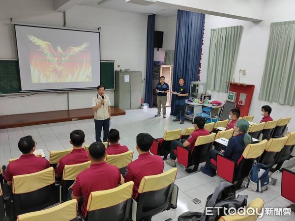 ▲台南市消防局針對由其他縣市調至台南市服務的新進人員10名學員，辦理為期5天的消防學科及術科訓練。（圖／記者林悅翻攝）