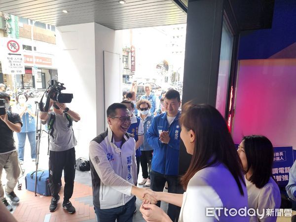 ▲▼前議員羅智強與台北市議員鍾沛君握手。（圖／記者陳家祥攝）