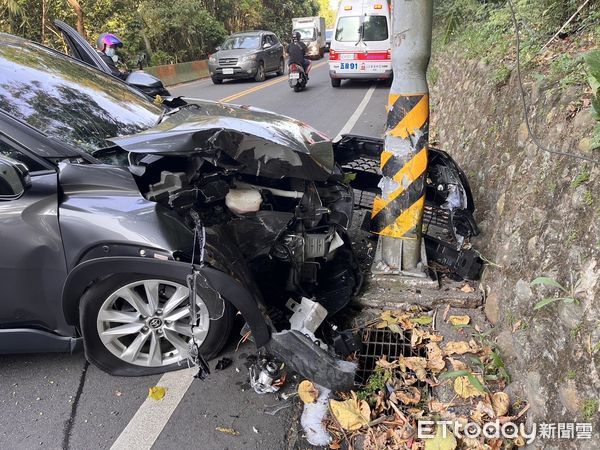 ▲▼小客車自撞電線桿，車頭嚴重毀損，特斯拉閃避不及追撞             。（圖／記者陳以昇翻攝）