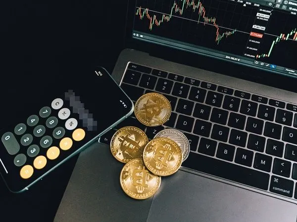 ▲桃園市丁姓男子今年3月間聽命詐團人員指使，假意與買家達成虛擬貨幣泰達幣交易，過程中還在指尖塗上膠水避免留下指紋但最後仍落網。（示意圖／免費圖庫pexels）