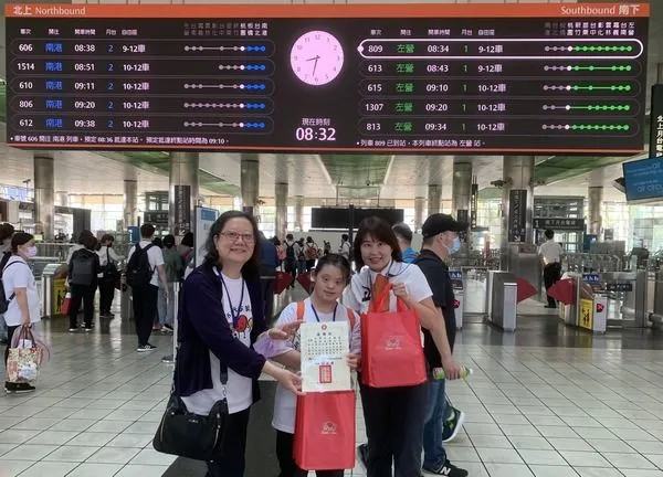 ▲高鐵桃園站暖心送愛，助唐寶貝們搭高鐵遊高雄