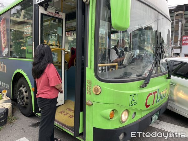 ▲▼台中1輛自小客車違規右轉專用道，被公車攔腰撞上，女駕駛一臉驚恐。（圖／記者鄧木卿攝，下同）