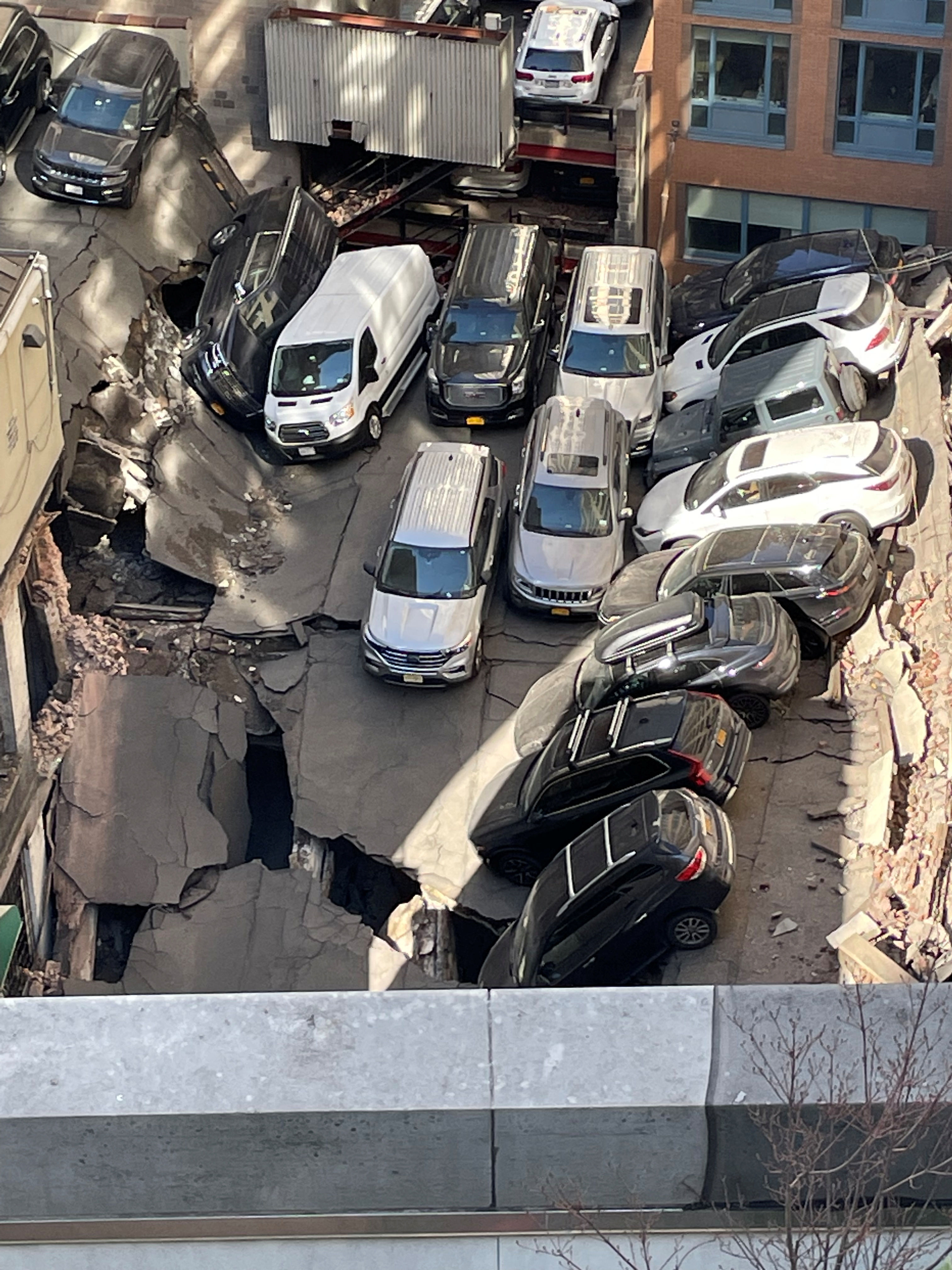 ▲▼紐約曼哈頓下城停車場突然崩塌。（圖／路透）