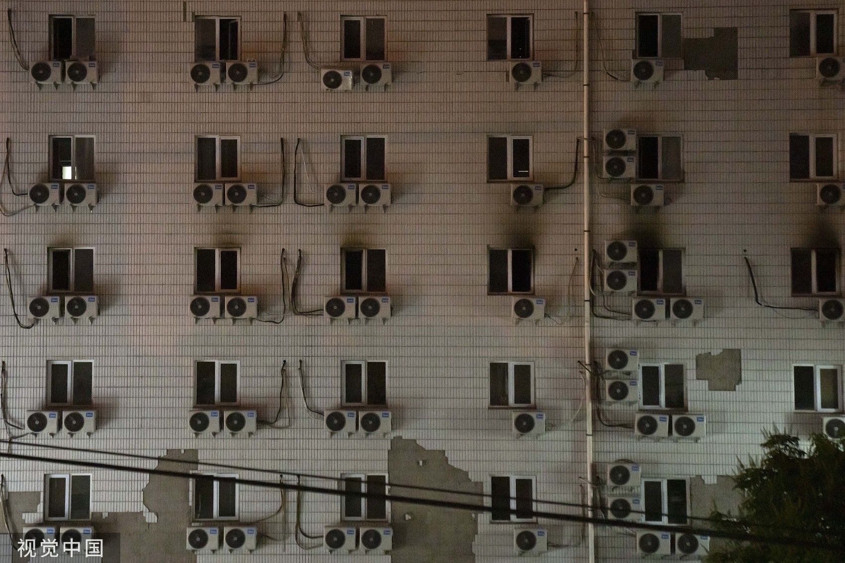 ▲北京長峰醫院火勢撲滅後，窗邊留有焦黑痕跡。（圖／CFP）