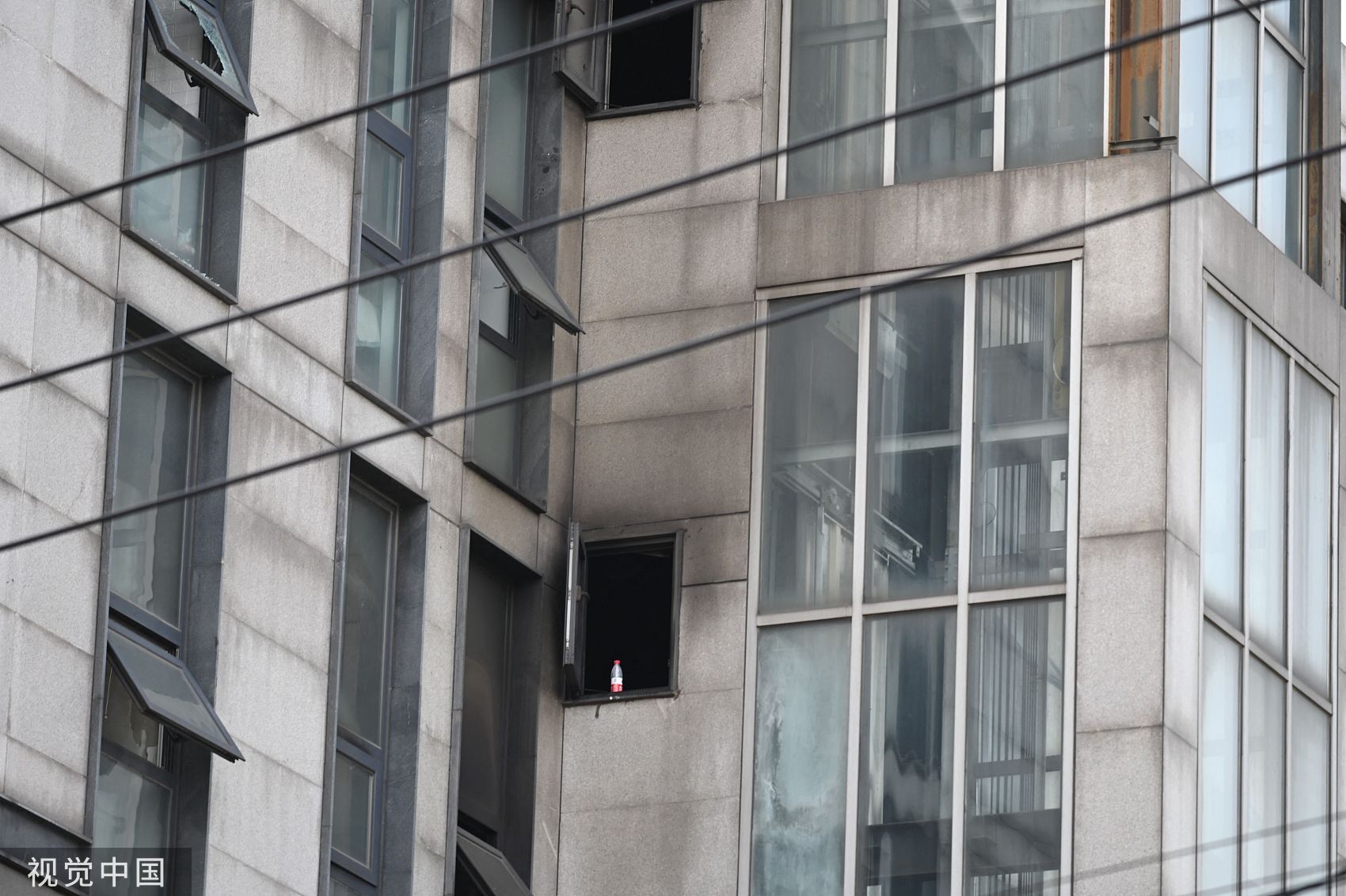▲北京長峰醫院火勢撲滅後，窗邊留有焦黑痕跡。（圖／CFP）