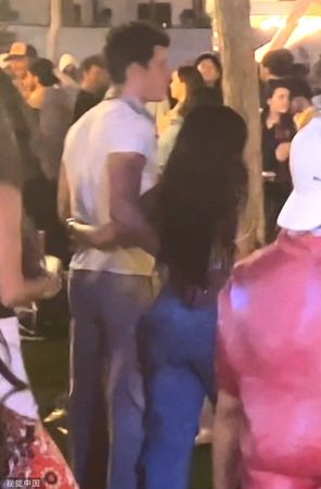 ▲▼尚恩曼德斯（Shawn Mendes）與卡蜜拉（Camila Cabello）在Coachella音樂節重逢。（圖／CFP）