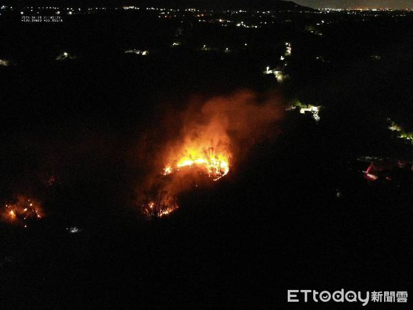 ▲▼快訊／高雄田寮山區火警！風大火勢延燒　消防34車75人救援困難。（圖／記者許宥孺翻攝）