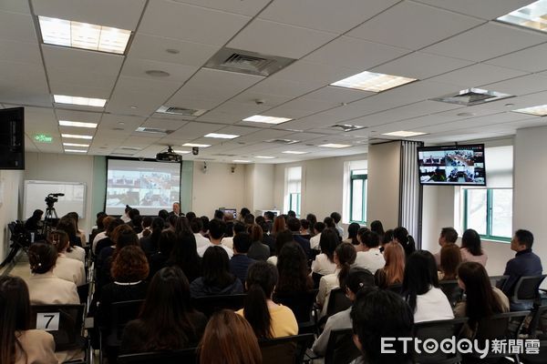 ▼東森集團總裁王令麟在東森自然美大陸總部為員工們加油打氣，鼓勵大家再創輝煌。（圖／記者任以芳攝）