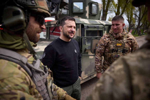 ▲▼澤倫斯基（Volodymyr Zelenskyy）親訪俄羅斯掌控的頓內茨克巿（Donetsk）附近阿夫迪夫卡鎮（Avdiivka）的「前進陣地」（advanced positions）。（圖／路透）