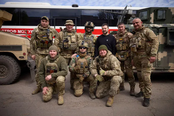 ▲▼澤倫斯基（Volodymyr Zelenskyy）親訪俄羅斯掌控的頓內茨克巿（Donetsk）附近阿夫迪夫卡鎮（Avdiivka）的「前進陣地」（advanced positions）。（圖／路透）