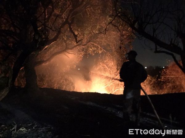 ▲▼高雄田寮山林火警，勇消徹夜積極搶救並於凌晨控制火勢。（圖／記者陳宏瑞翻攝）