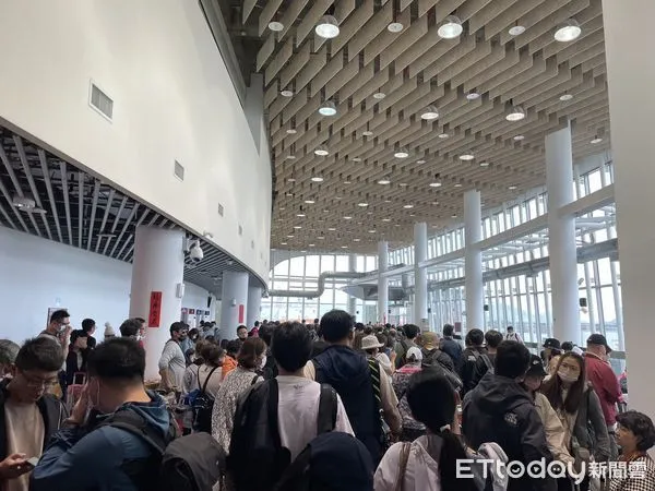 ▲▼馬祖南竿機場關閉，大批旅客改搭船。（圖／記者李宜秦攝）