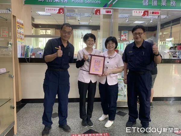 ▲東港警分局崁頂分駐所員警會同郵局人員及時阻止黃婦被騙             。（圖／記者陳崑福翻攝）