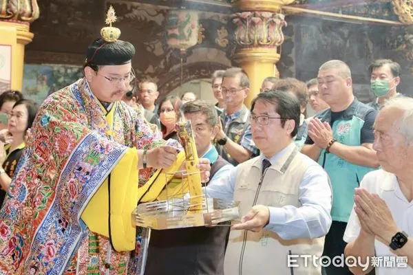 ▲台南市長黃偉哲18日參加安平區開台天后宮的「祈福祈雨祭典儀式」，以古禮祈雨，期盼降雨盡快來臨，緩解旱象。（圖／記者林悅翻攝，下同）