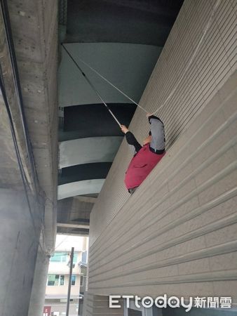 ▲▼ 貓咪困在高架橋上，動保員爬長梯急救援            。（圖／記者戴上容翻攝）