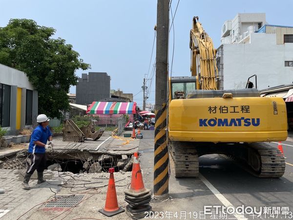 ▲台南市新化區一處排水溝加蓋突然塌陷 。（圖／記者林悅翻攝）