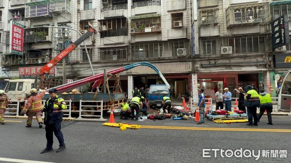 ▲▼板橋電線桿倒塌，1工人無心跳。（圖／記者陳以昇攝）