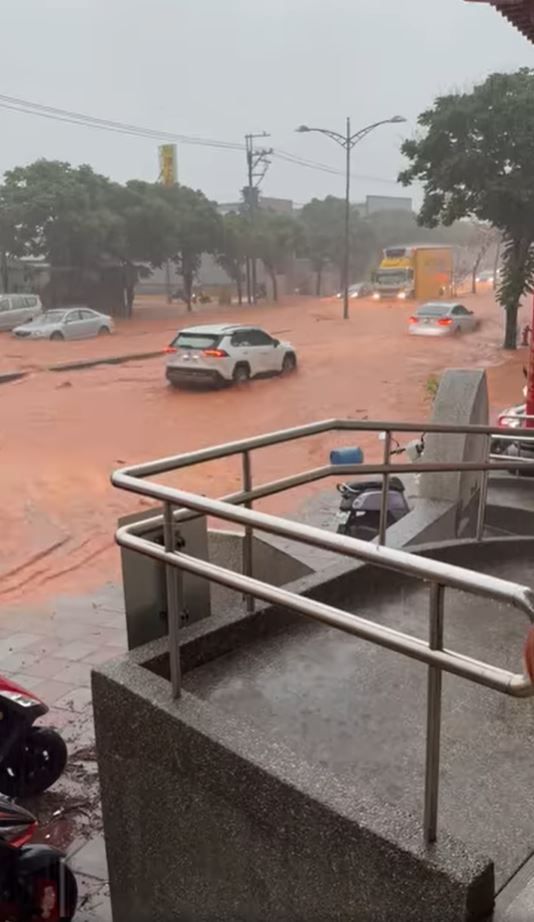 台中暴雨「紅河」淹半輪高　女騎士車掛路邊怨：怎麼上班啊（圖／翻攝自Facebook／爆廢公社）